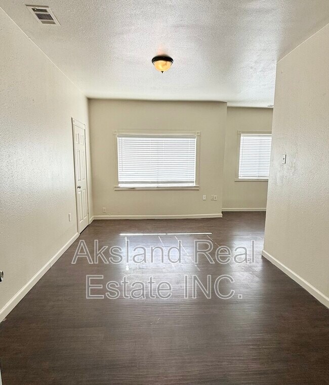 Building Photo - 139 W Yosemite Ave