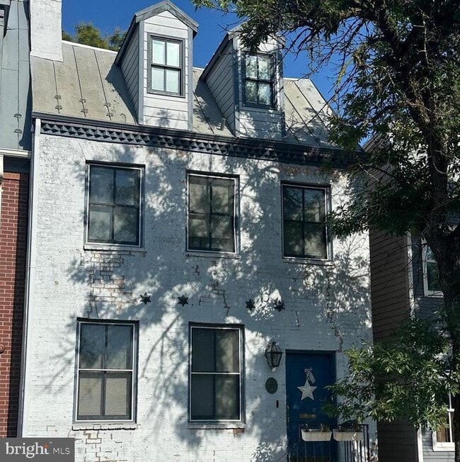 Building Photo - 214 S Henry St