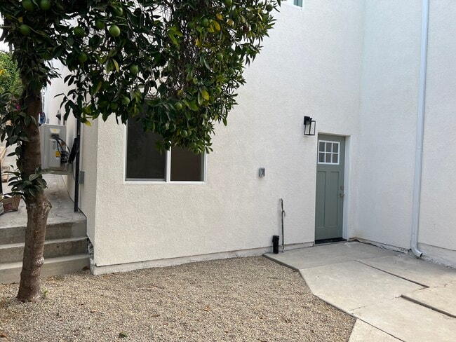 Building Photo - 3172 Fairmount St