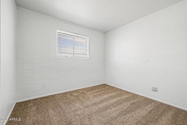 Building Photo - 1319 W Tulip Pl