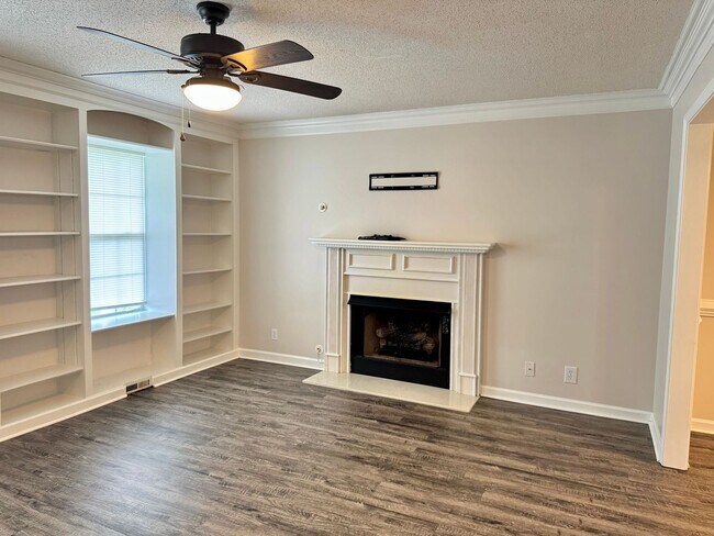 Building Photo - Great Location!!3 Bed/2.5 Bath near exit 1...