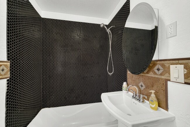 Building Photo - 2611 Ellen Ave