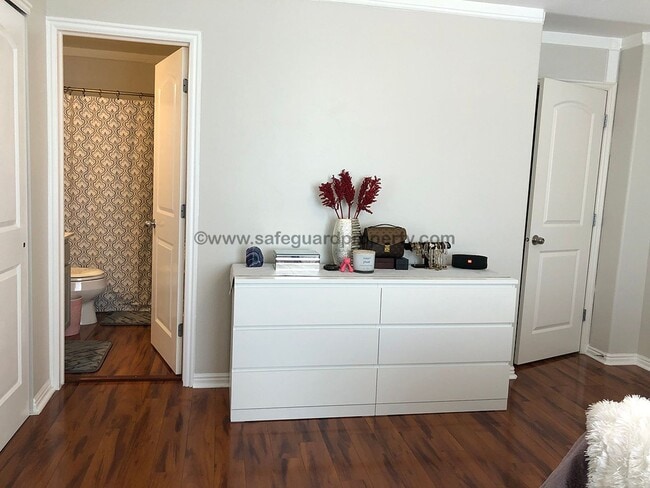 Building Photo - Beautiful Townhome in Wonderful Gated Comm...