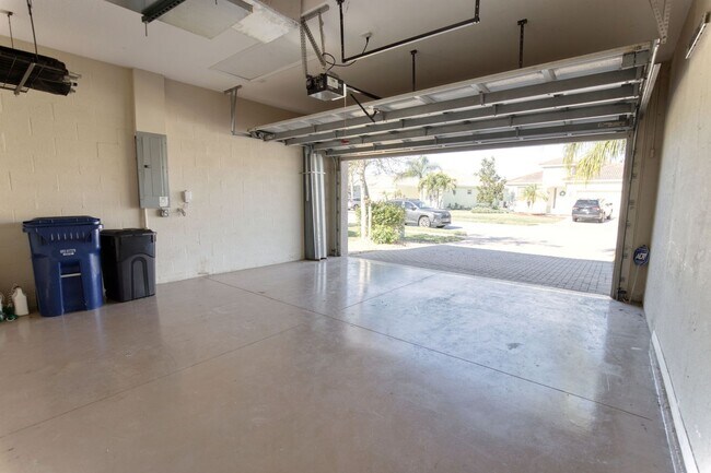 Building Photo - Annual Pool Home in The Stoneybrook Community of Venice!