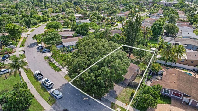 Building Photo - 6111 NW 43rd Ave