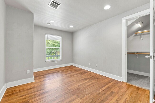 Building Photo - 4612 Bennett Ave