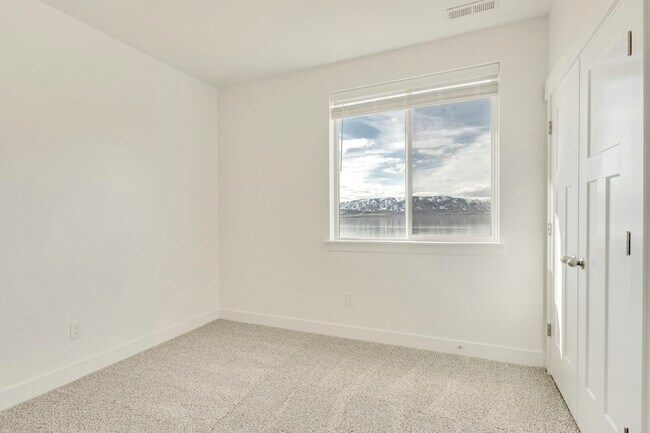 Building Photo - 667 N 380 W
