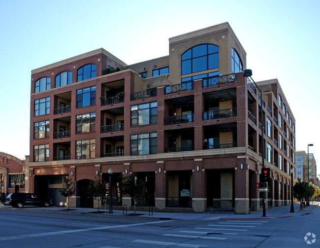 Building Photo - Diamond Lofts