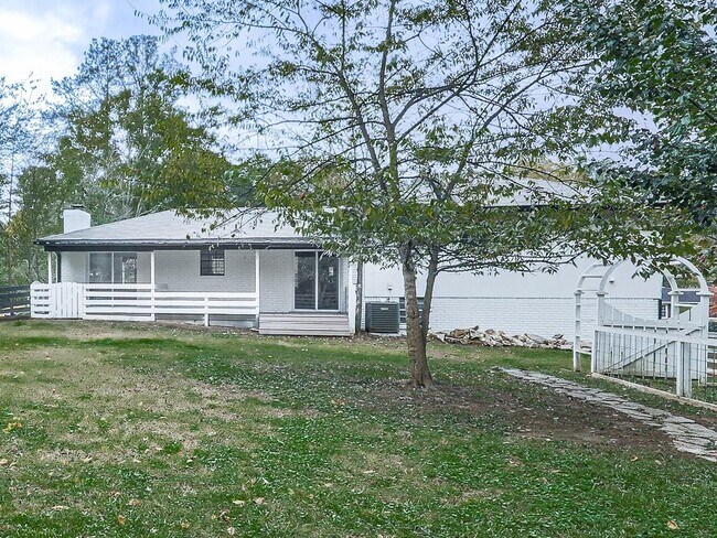 Building Photo - 421 Creek Valley Dr