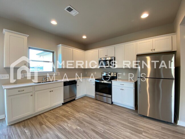 Building Photo - Home for Rent in Weaver AL. Available to V...