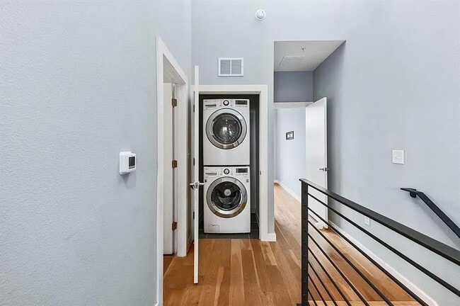 Building Photo - 2002 E 7th St