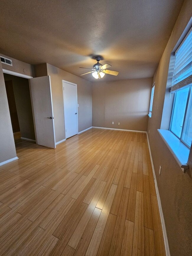 Building Photo - (2) Bed/(2.5) Bath Townhome Avail Now! Pool Access!