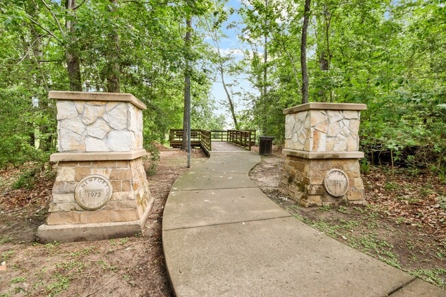 Building Photo - 702 S Galley Dr
