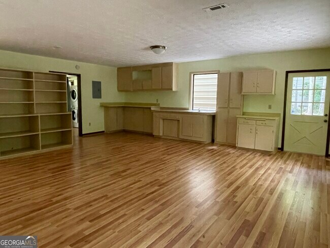 Building Photo - 170 Longview Dr