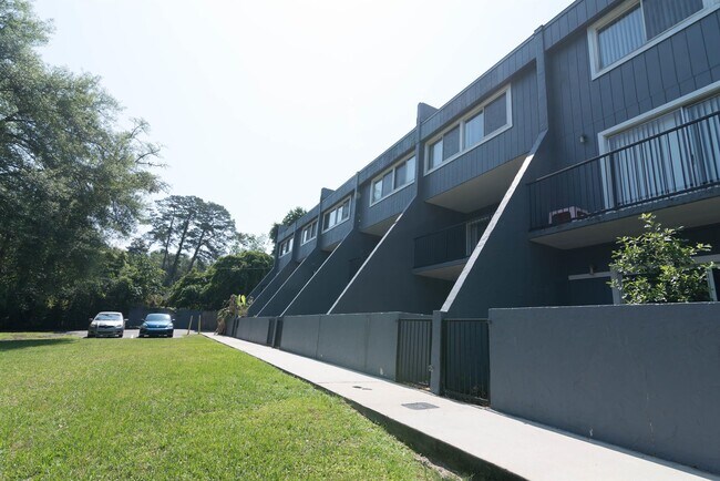 Building Photo - 830 E Park Ave