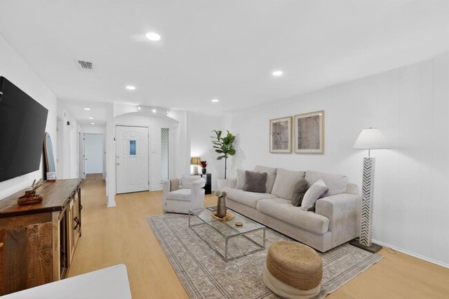 Building Photo - 9807 Dallum Dr