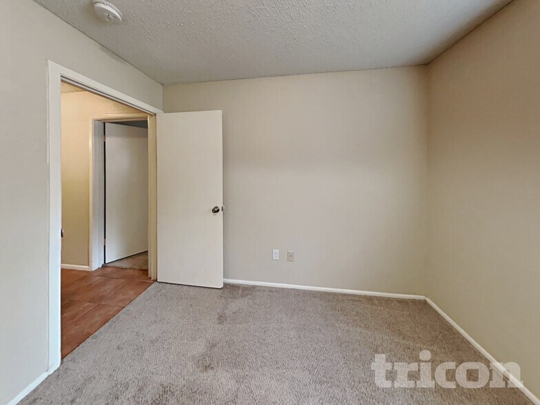 Building Photo - 13622 Oak Breeze