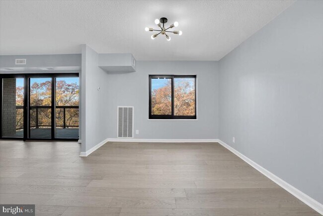 Building Photo - 309 Yoakum Pkwy