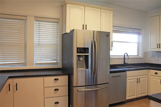 Building Photo - 1718 E Elm Rd