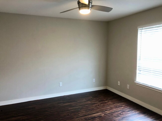 Building Photo - 2-Bedroom 2-Bathroom condo walking distanc...