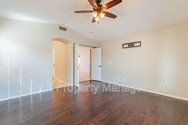 Building Photo - 4704 E Villa Maria Dr