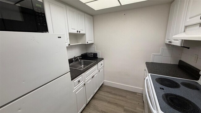 Building Photo - 344 SE 11th Ave