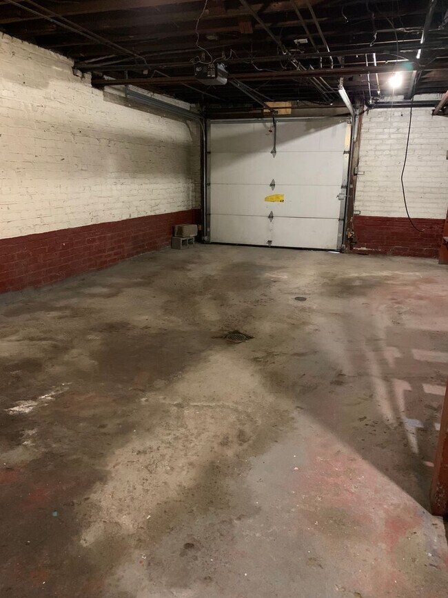 Building Photo - 3265 Sunset Blvd