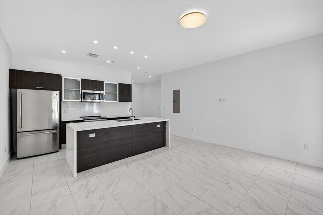 Building Photo - 1044 NE 18th Ave