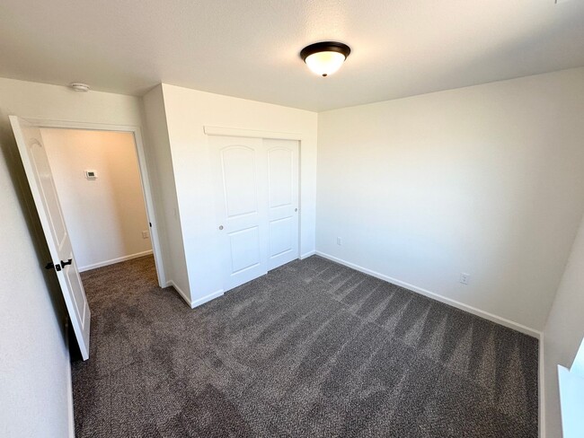 Building Photo - Half off first month's rent with 1 year le...