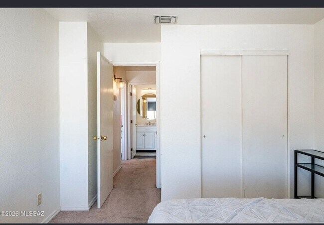 Building Photo - Spacious 3BR Townhome in Tucson
