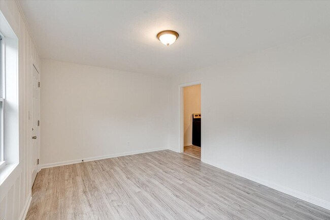 Building Photo - 105 S Howell Ave