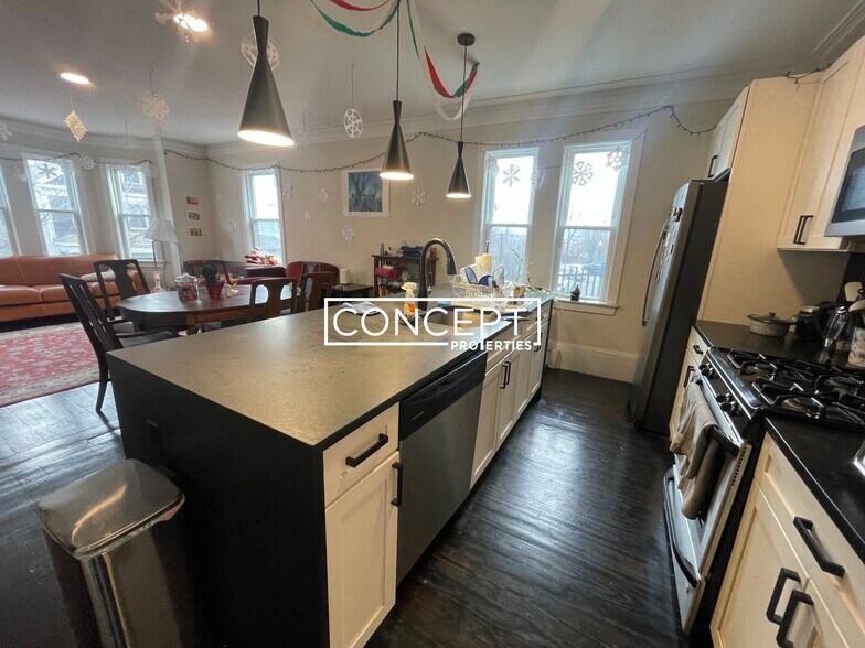 Building Photo - 839 Parker St