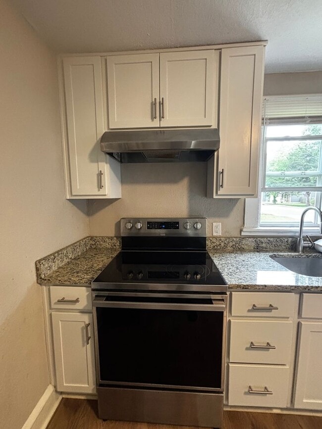 Building Photo - 2 Bedroom 1 Bathroom Single family Ranch l...