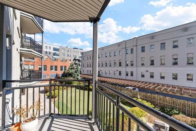 Building Photo - 727 Monroe St