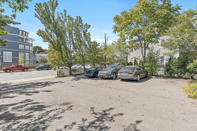 Building Photo - 749 Somerville Ave