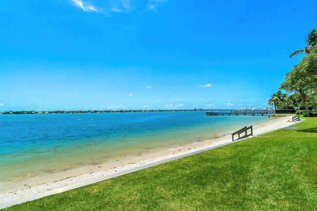 Building Photo - 5600 N Flagler Dr