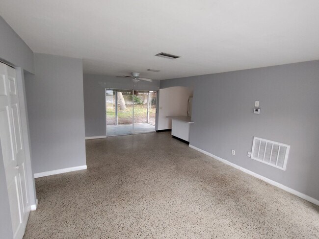 Building Photo - 2/1 Single Family in Spring Hill