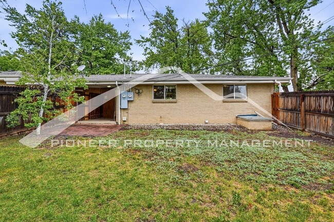 Building Photo - Charming Duplex with Washer/Dryer and Fenced Yard