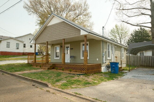 Building Photo - Welcome to 204 Oakland!