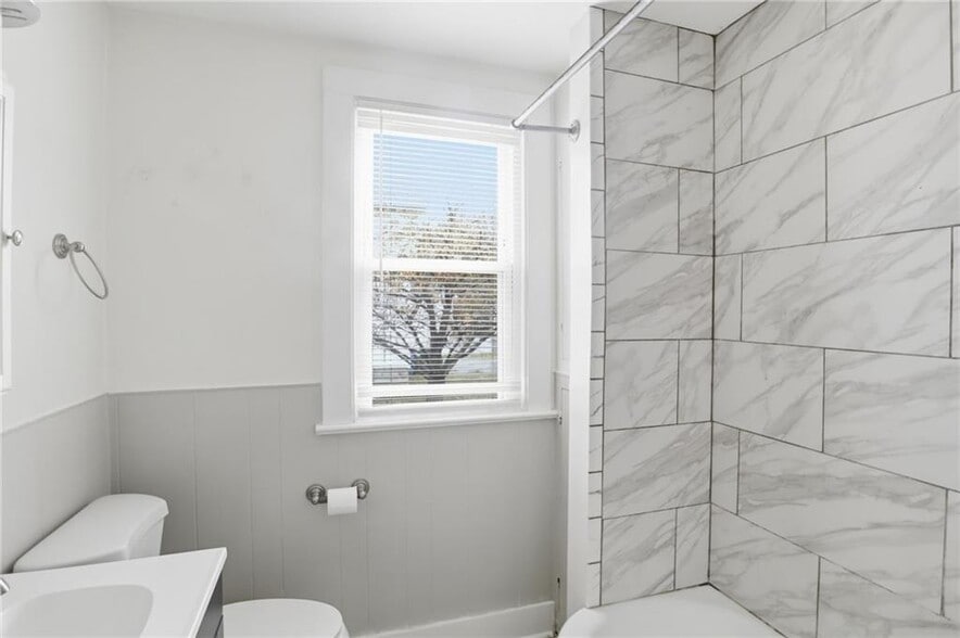 Lower Bathroom - 4232 Lake Ave