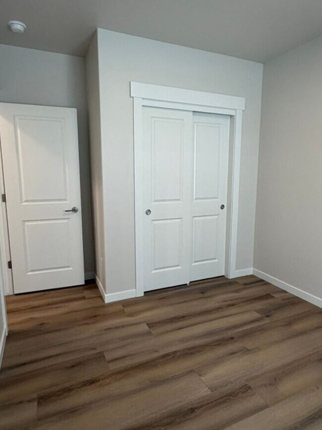 Building Photo - 421 Needlegrass Ln