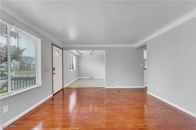 Building Photo - 10725 Vernon Ave
