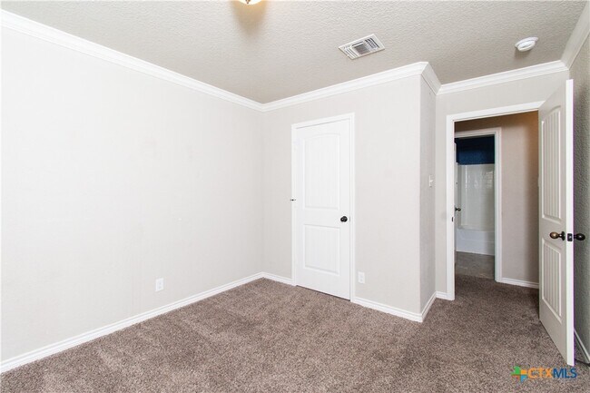 Building Photo - 2604 Hector Dr