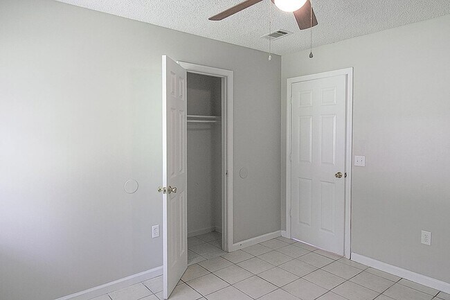 Building Photo - 1235 Pineridge Way