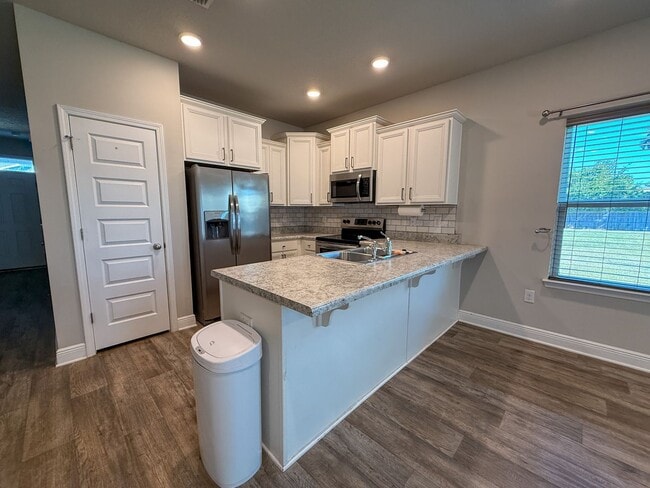 Building Photo - 3 bedroom 2.5 bath townhome tucked inside ...