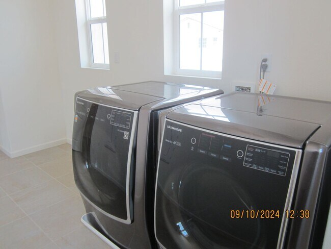 Building Photo - Luxury Single Family Home in Moreno Valley