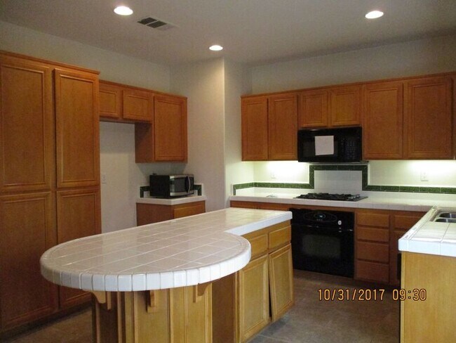 Building Photo - 35736 Emily Ave
