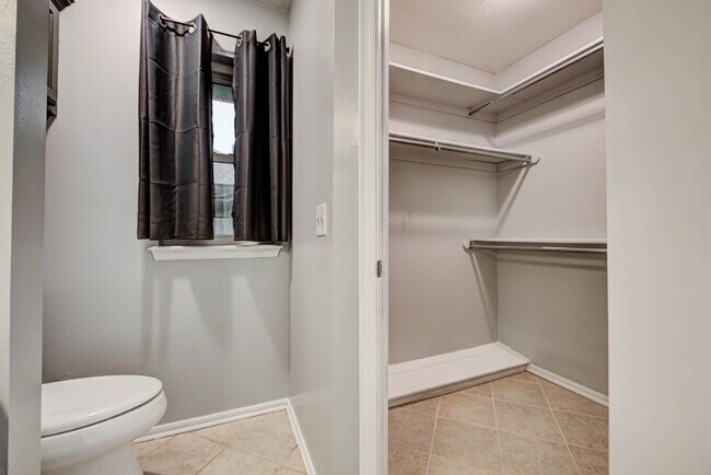 Building Photo - 1817 SE 1st St