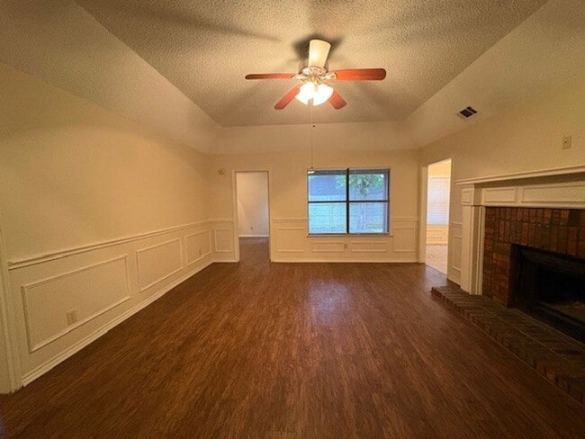 Building Photo - Charming 3 Bedroom Home!!