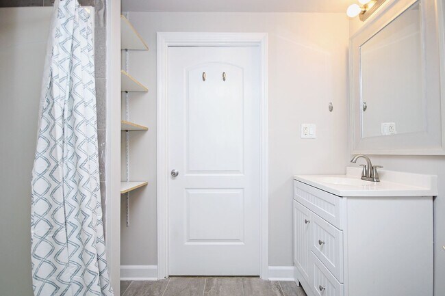 Building Photo - Nicely Updated Duplex Near UVA Medical Center